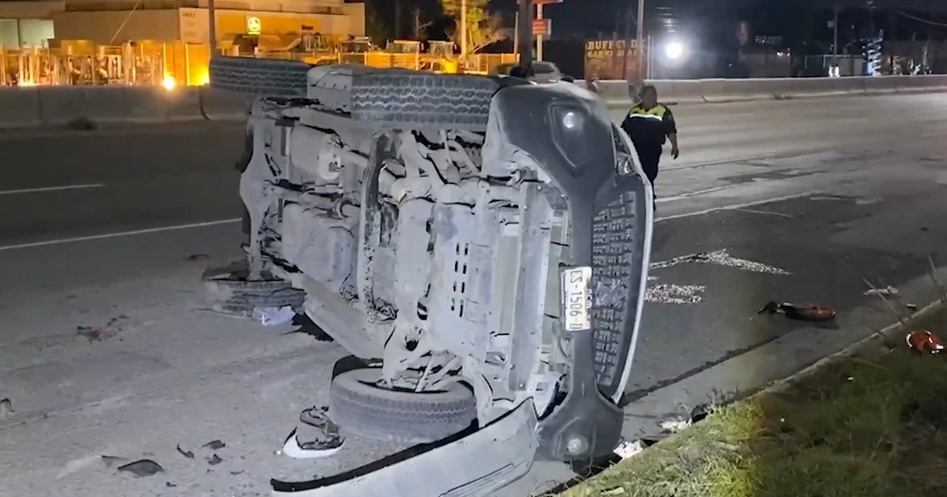  Conductor vuelca camioneta y resulta ileso