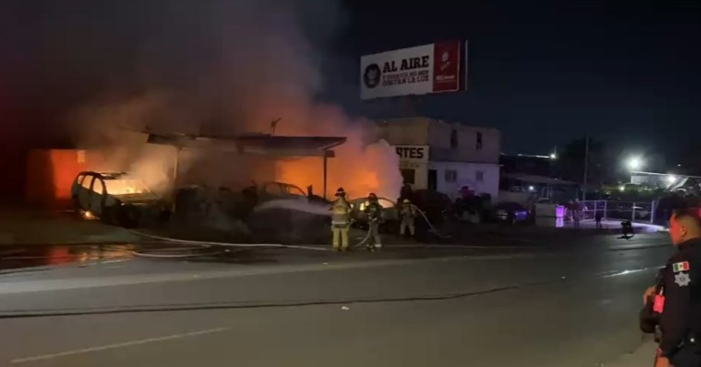 Incendio consume al menos 12 vehículos en negocio de autopartes