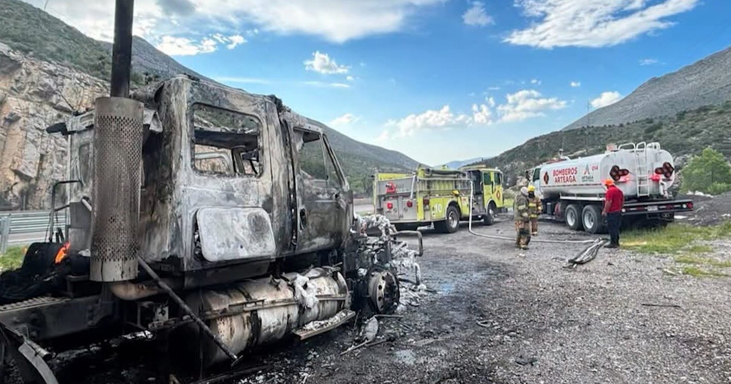 Incendio por falla mecánica consume tractocamión en Los Chorros