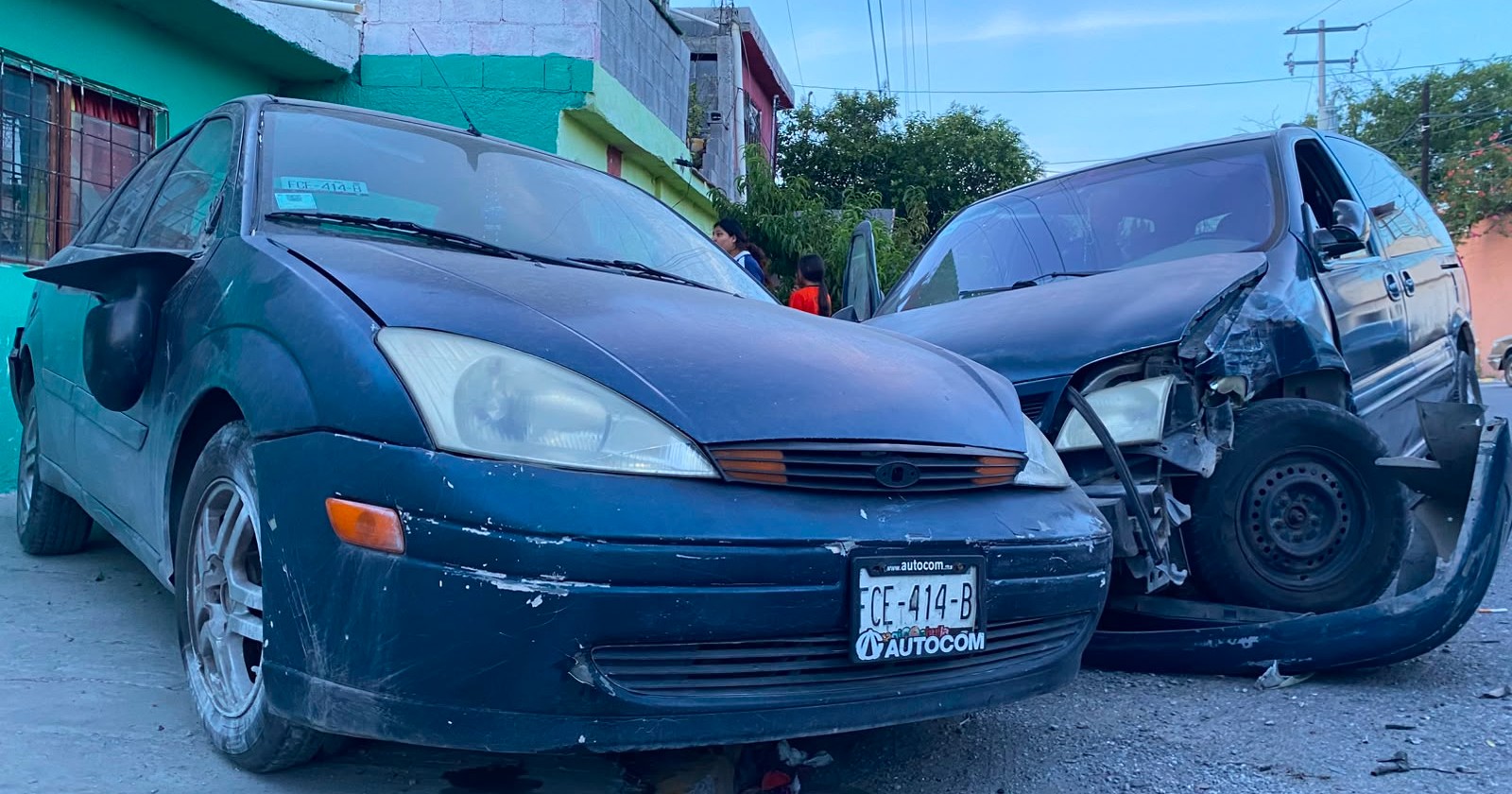 Choca contra dos vehículos e intenta huir pero vecinos lo atrapan