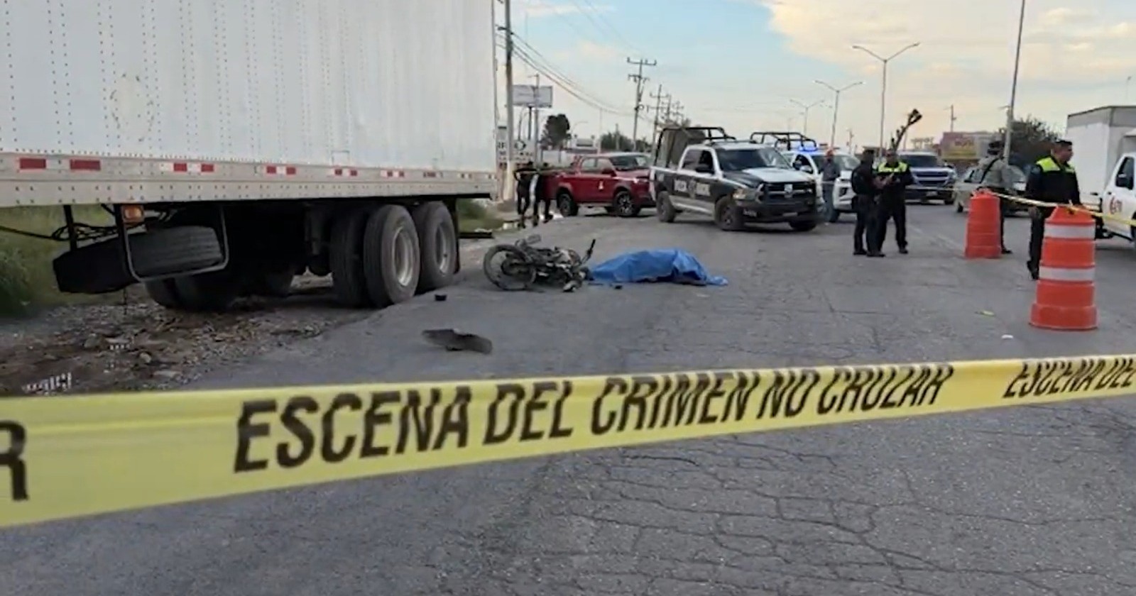 Motociclista acaba debajo de remolque y pierde la vida al instante