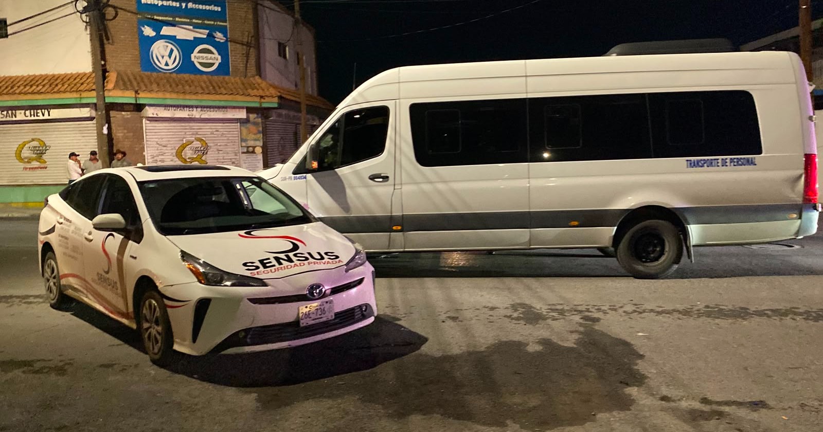 Gira sin precaución y choca contra transporte de personal