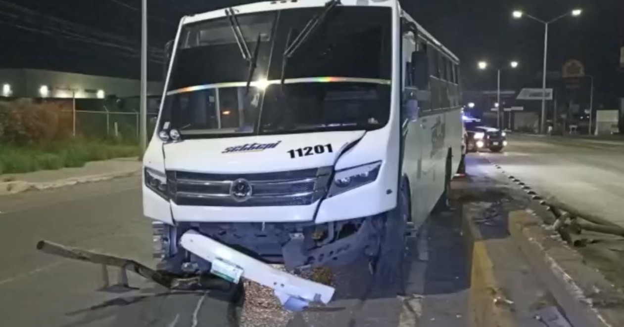 Conductor de transporte de personal se queda dormido y se estrella contra puente