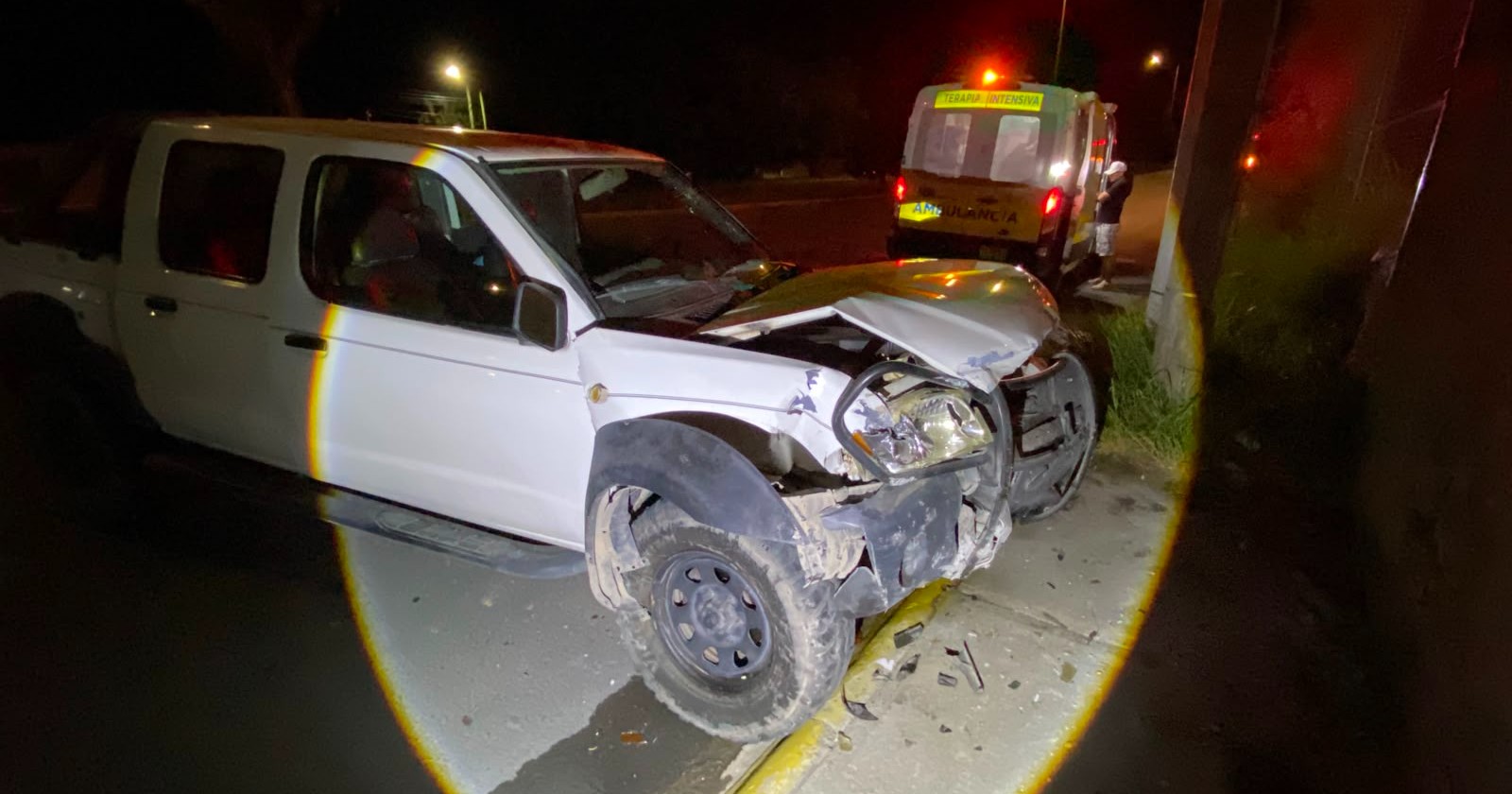 Se estrella, queda prensado y lo arrestan por aliento alcohólico