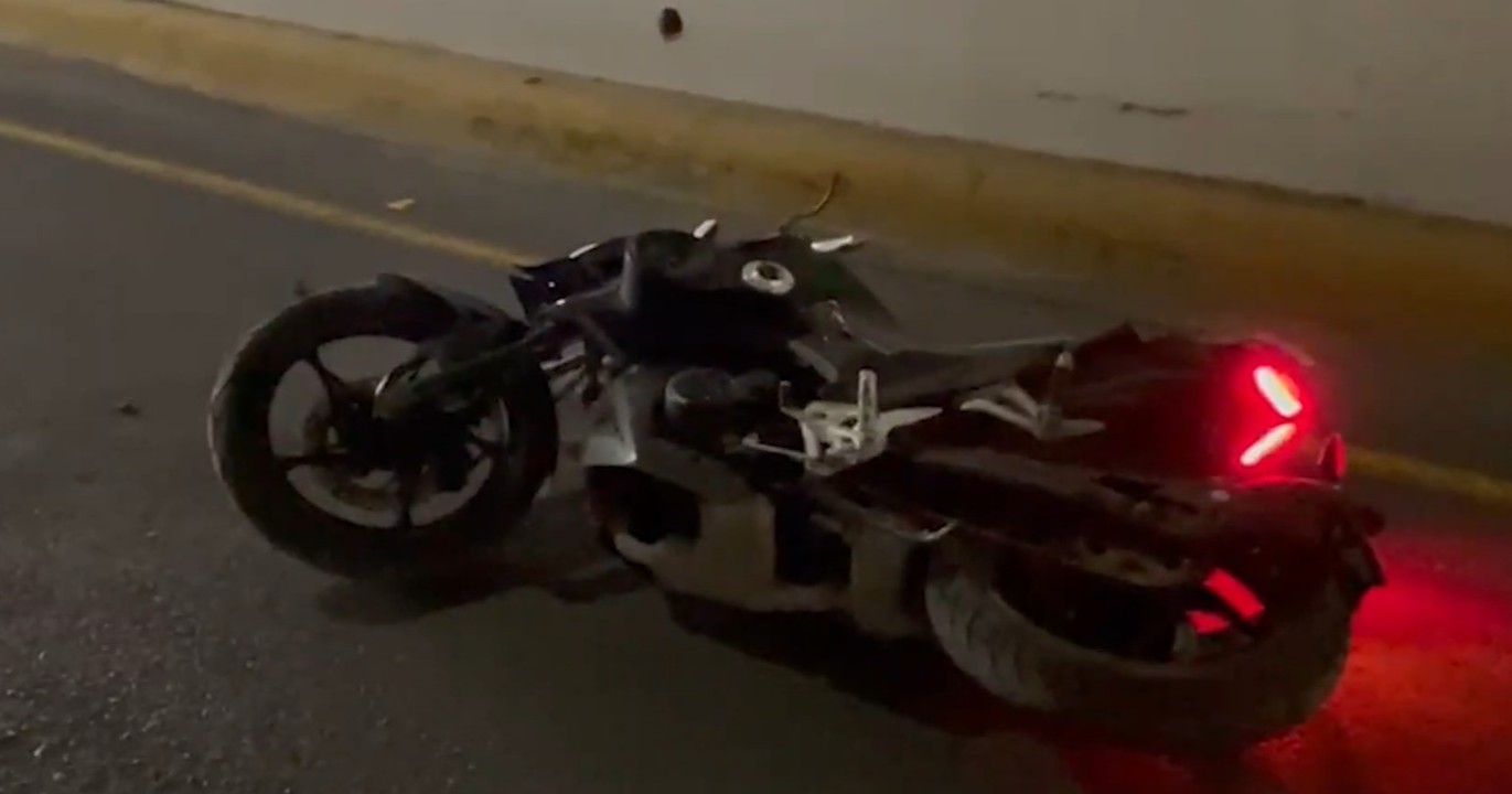 Motociclista resulta lesionado al derrapar sobre Periférico Luis Echeverría