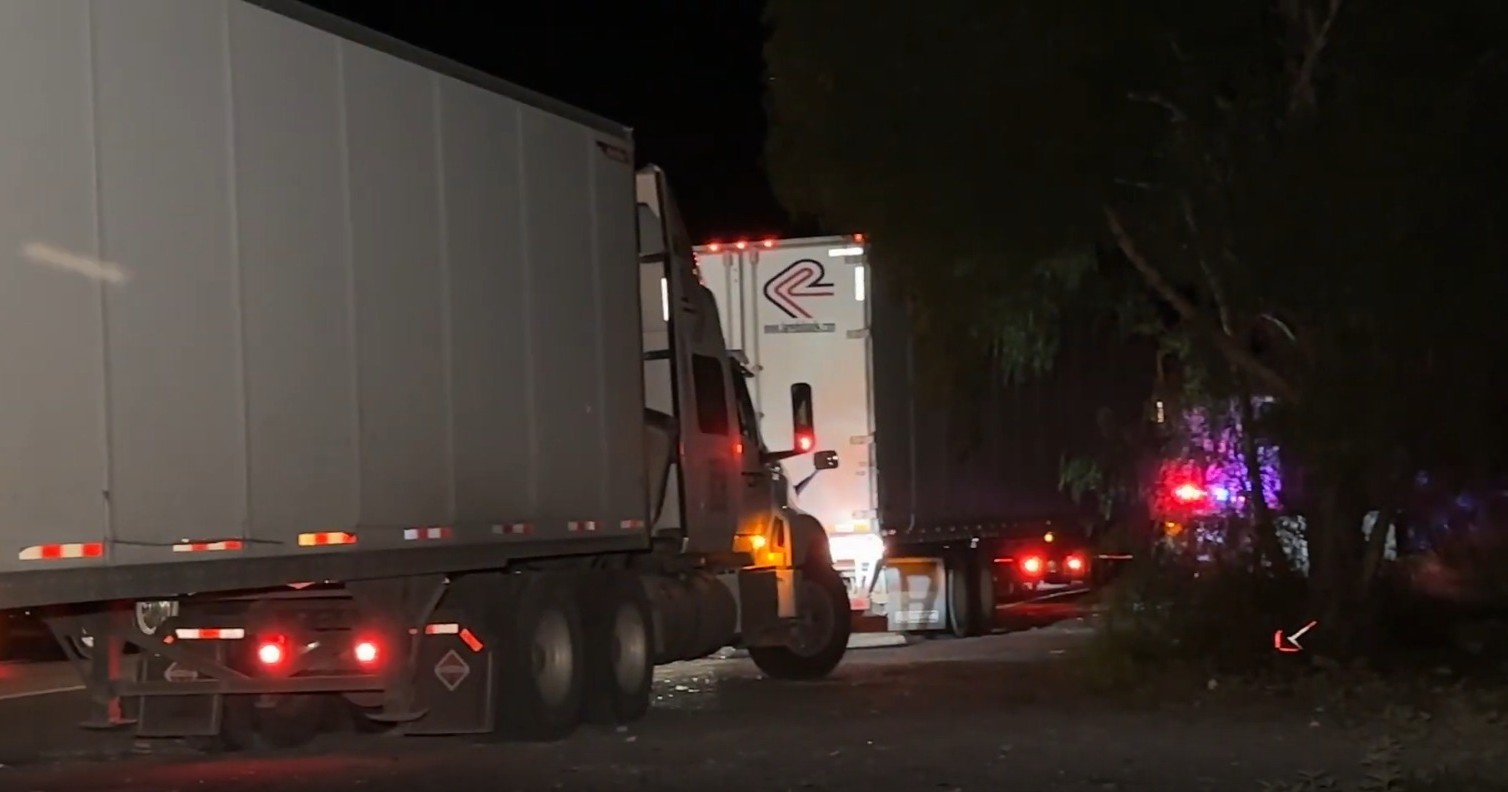 Tráiler cae al barranco y provoca otro choque sobre la carretera federal 57