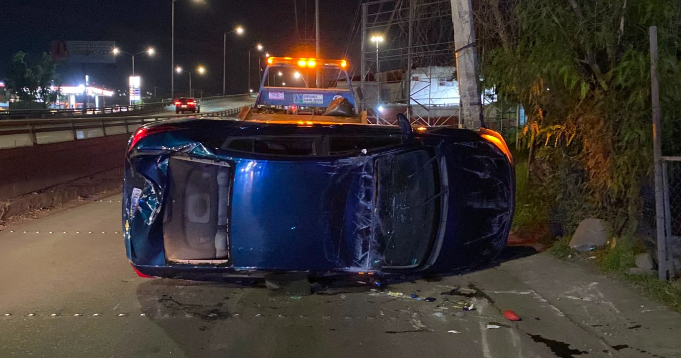 Vuelca sobre el Periférico Luis Echeverría, destroza su auto y huye