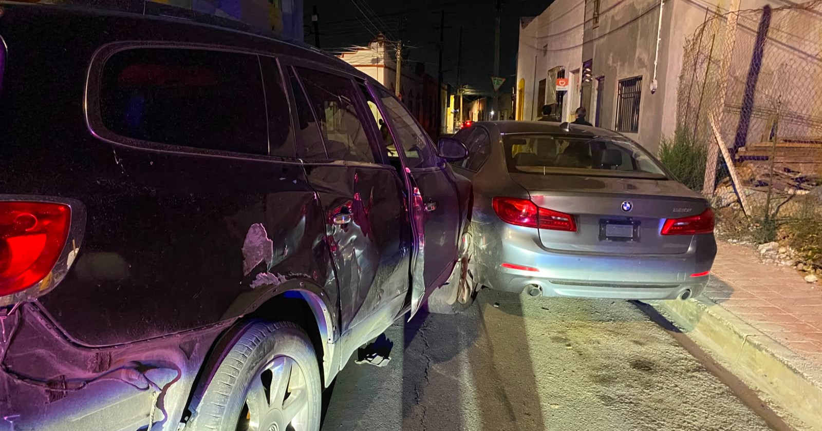 Destroza auto estacionado en el centro de Saltillo y huye a pie