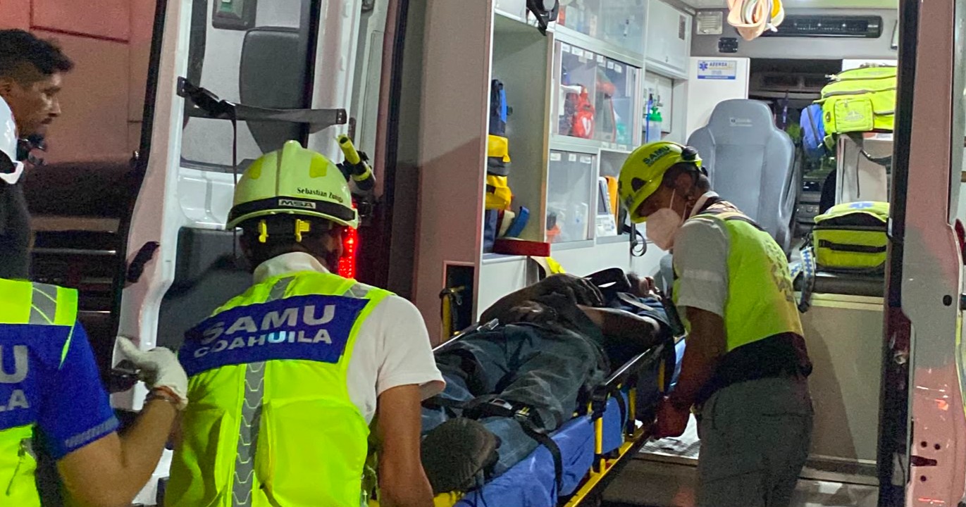 Borracho cae del camellón y acaba en el hospital