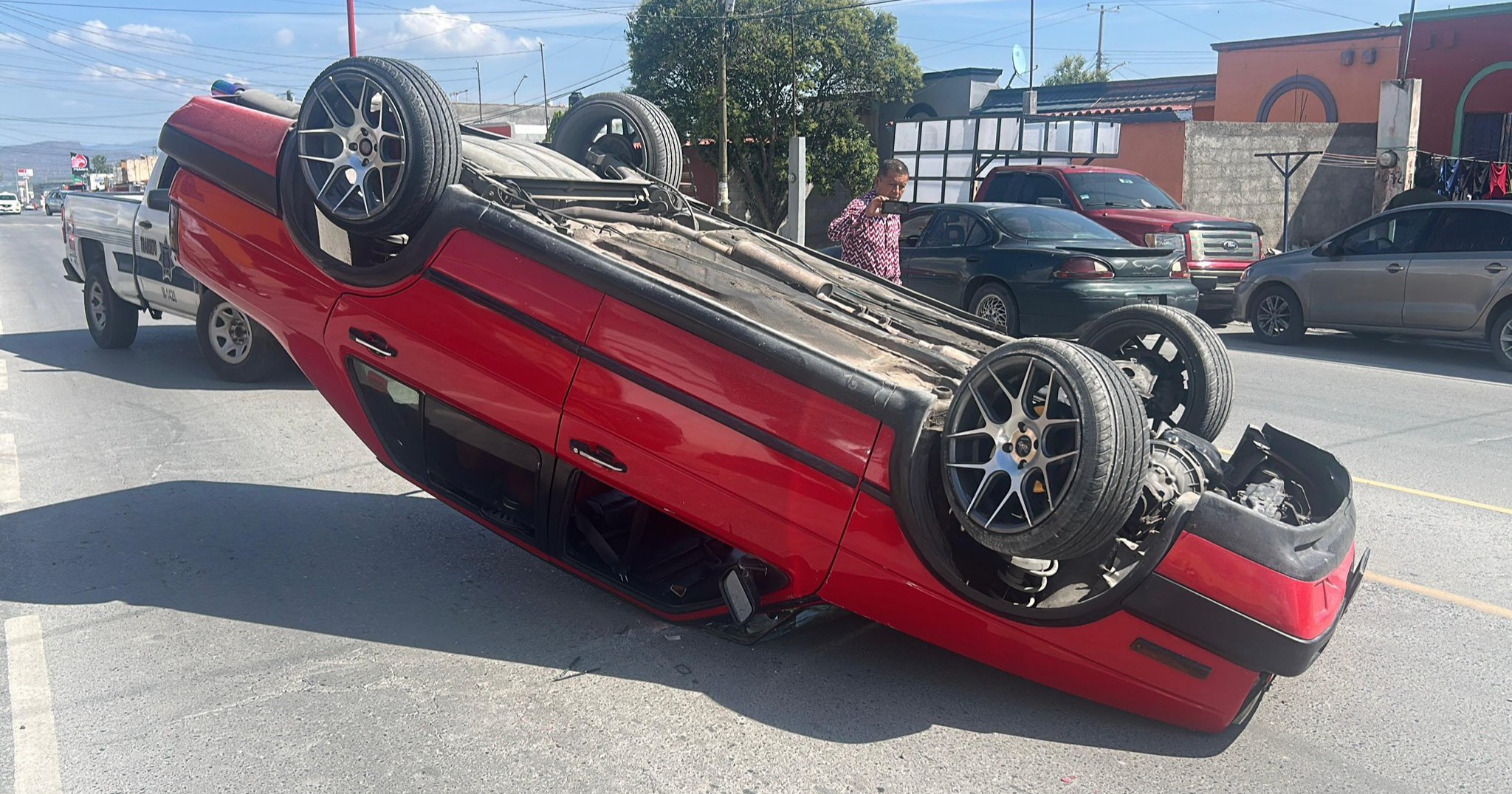 Se estrella contra auto estacionado y vuelca al sur de Saltillo