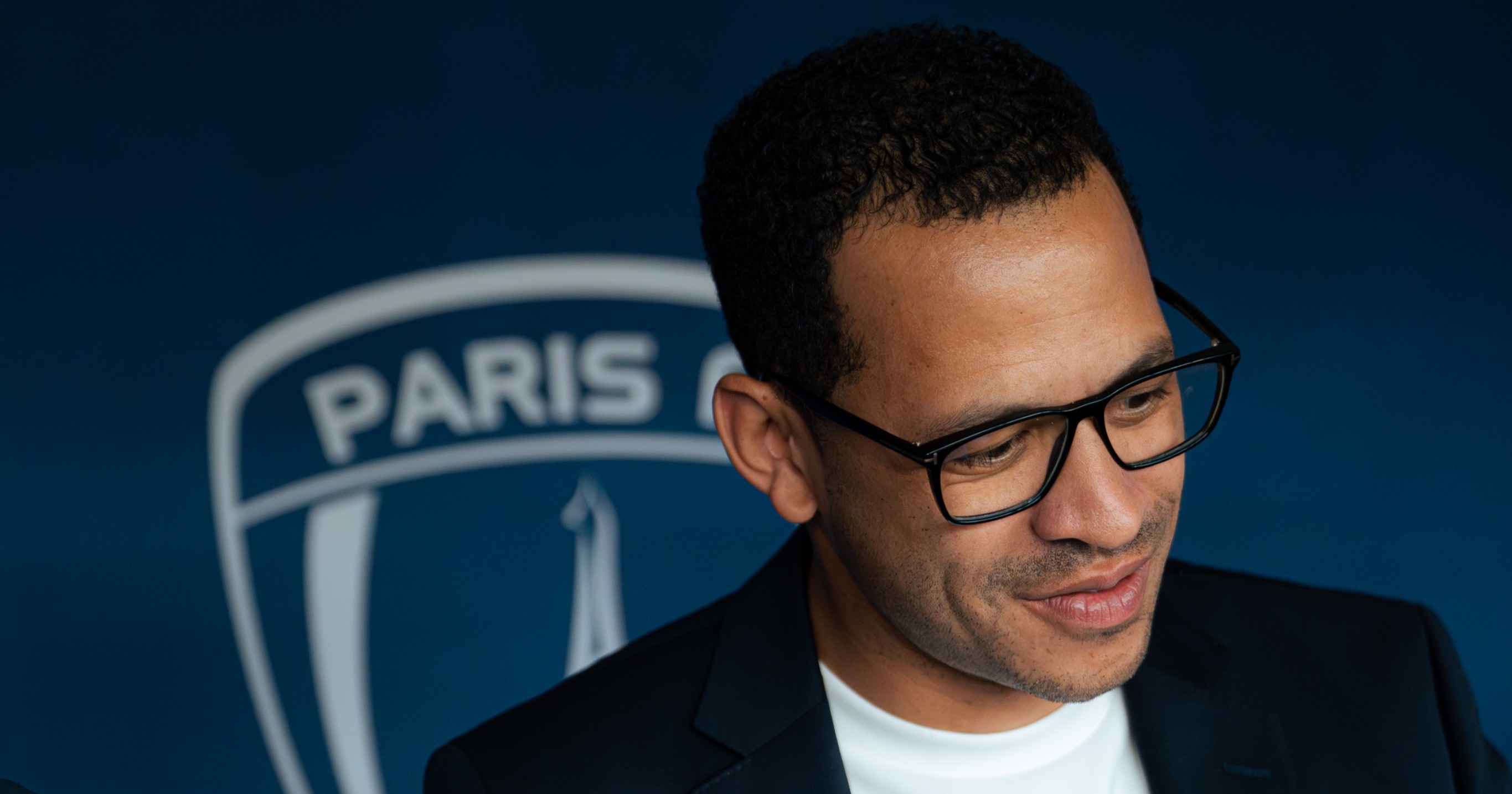 Liam Rosenior inicia una nueva etapa como técnico de Paris FC