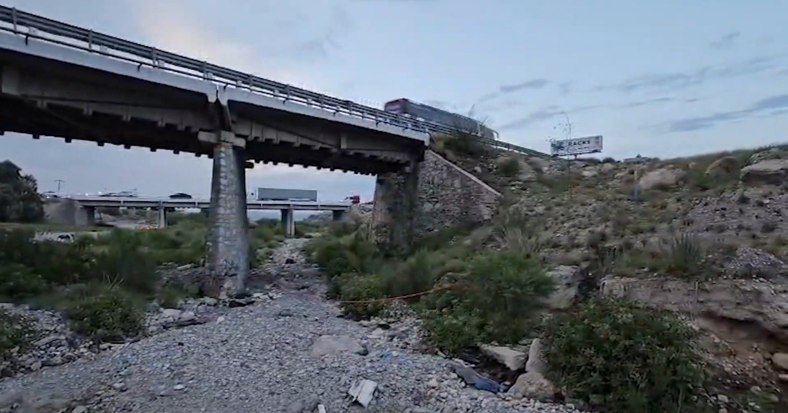 Encuentran sin vida a indigente bajo un puente en la carretera Saltillo-Monterrey