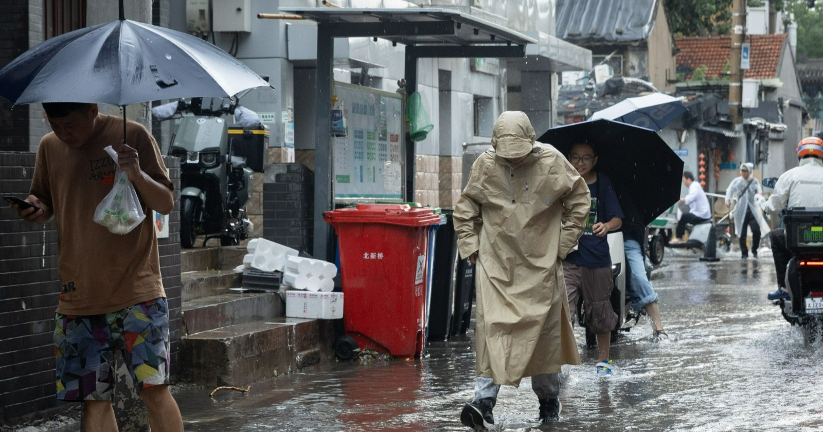 Suman 38 muertos por tormentas provocadas por tifón Maysak al sur de China 