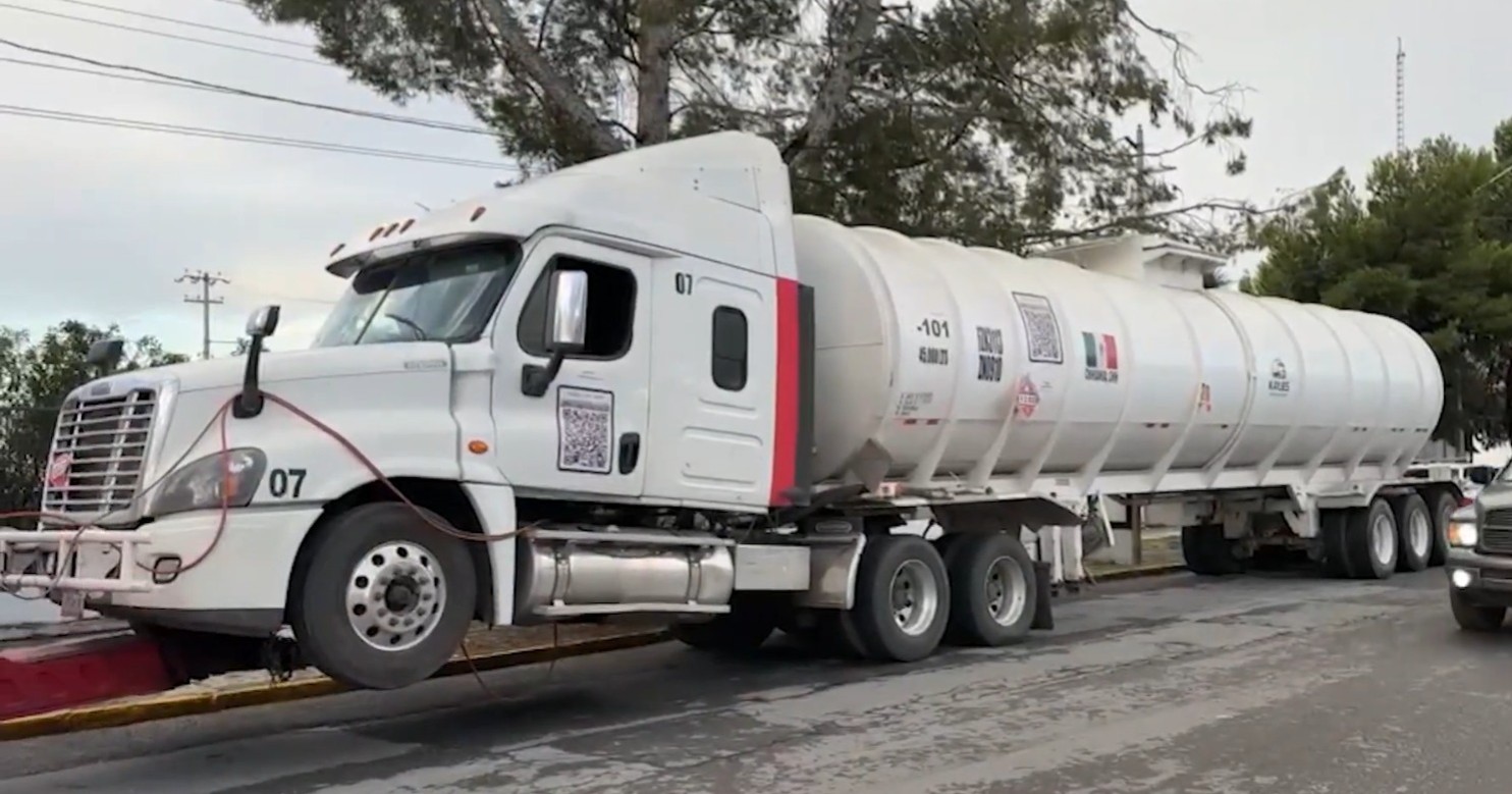 Cae pipa huachicolera conectada a ducto de Pemex en la carretera Saltillo-Torreón