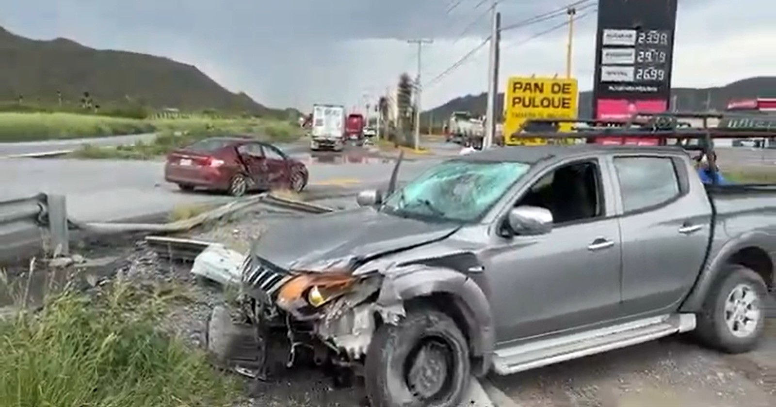 Maniobra sin precaución termina en choque sobre la carretera Saltillo-Torreón