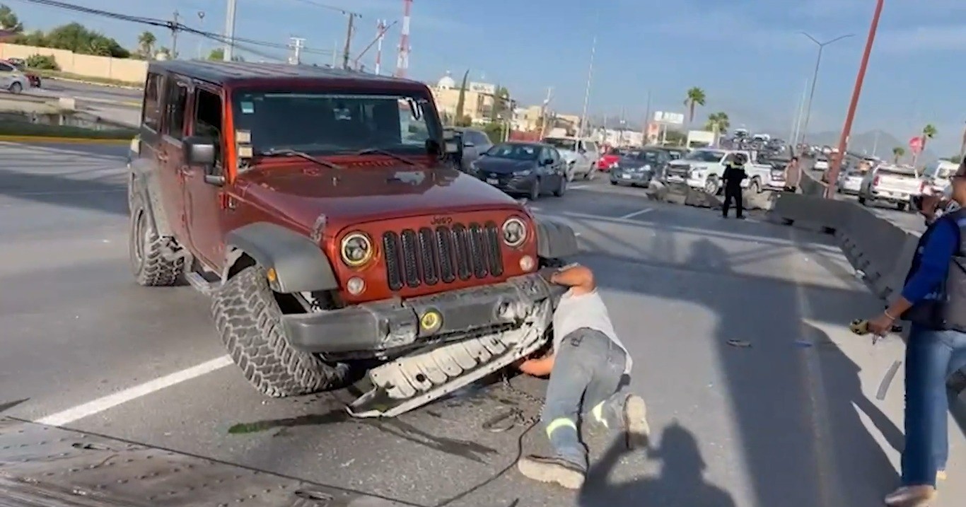 Mujer pierde el control y choca contra muros de concreto