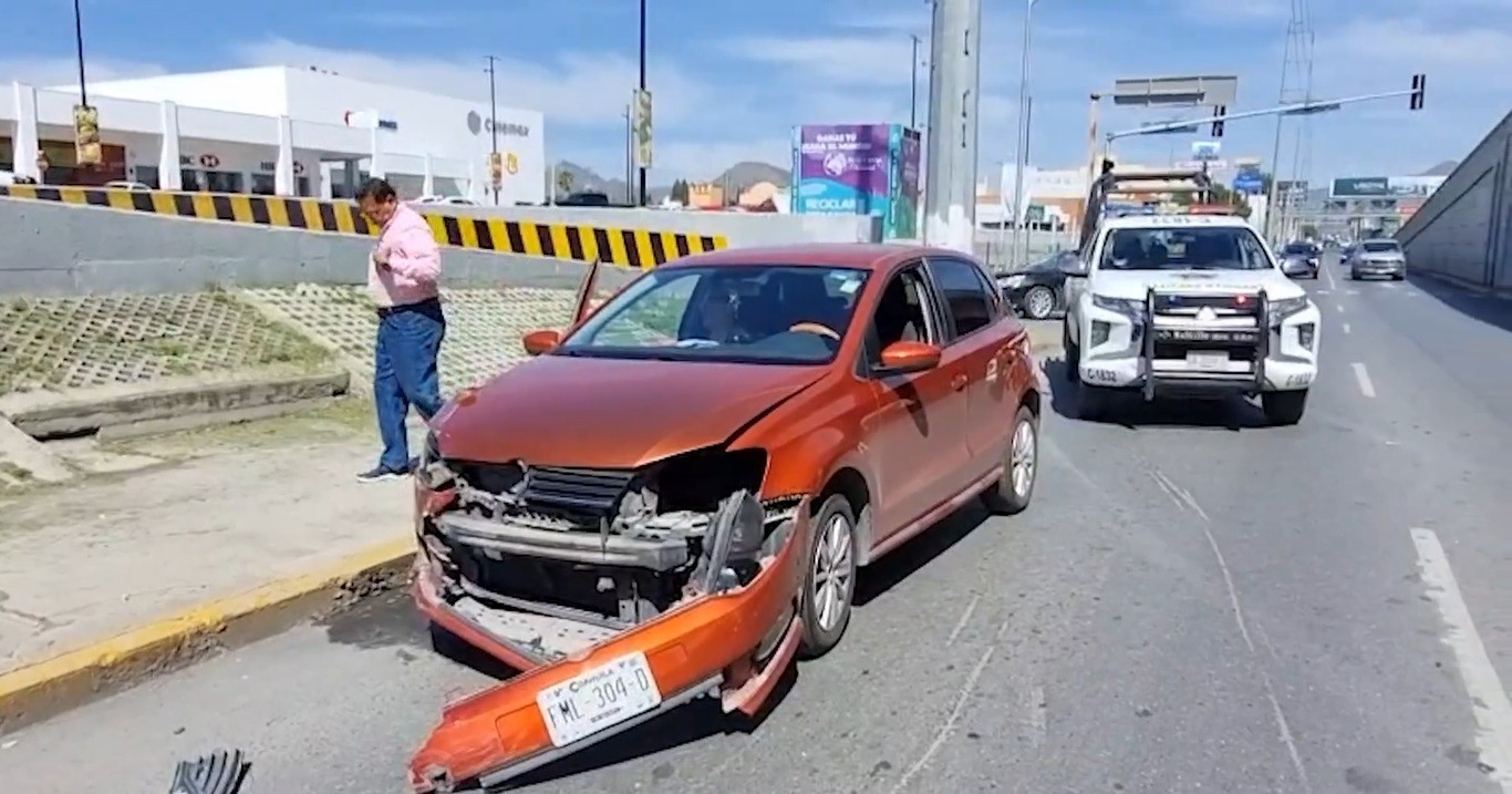 No respetan los de semáforo y provocan choque