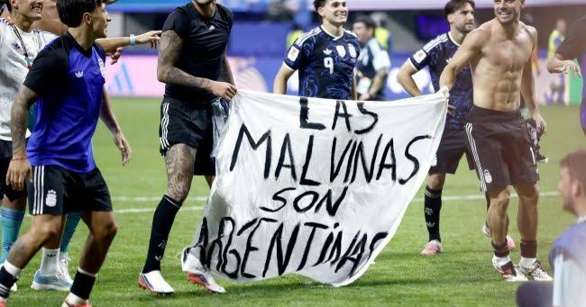 Inglaterra exige investigar a jugadores de Argentina por pancarta sobre las Islas Malvinas