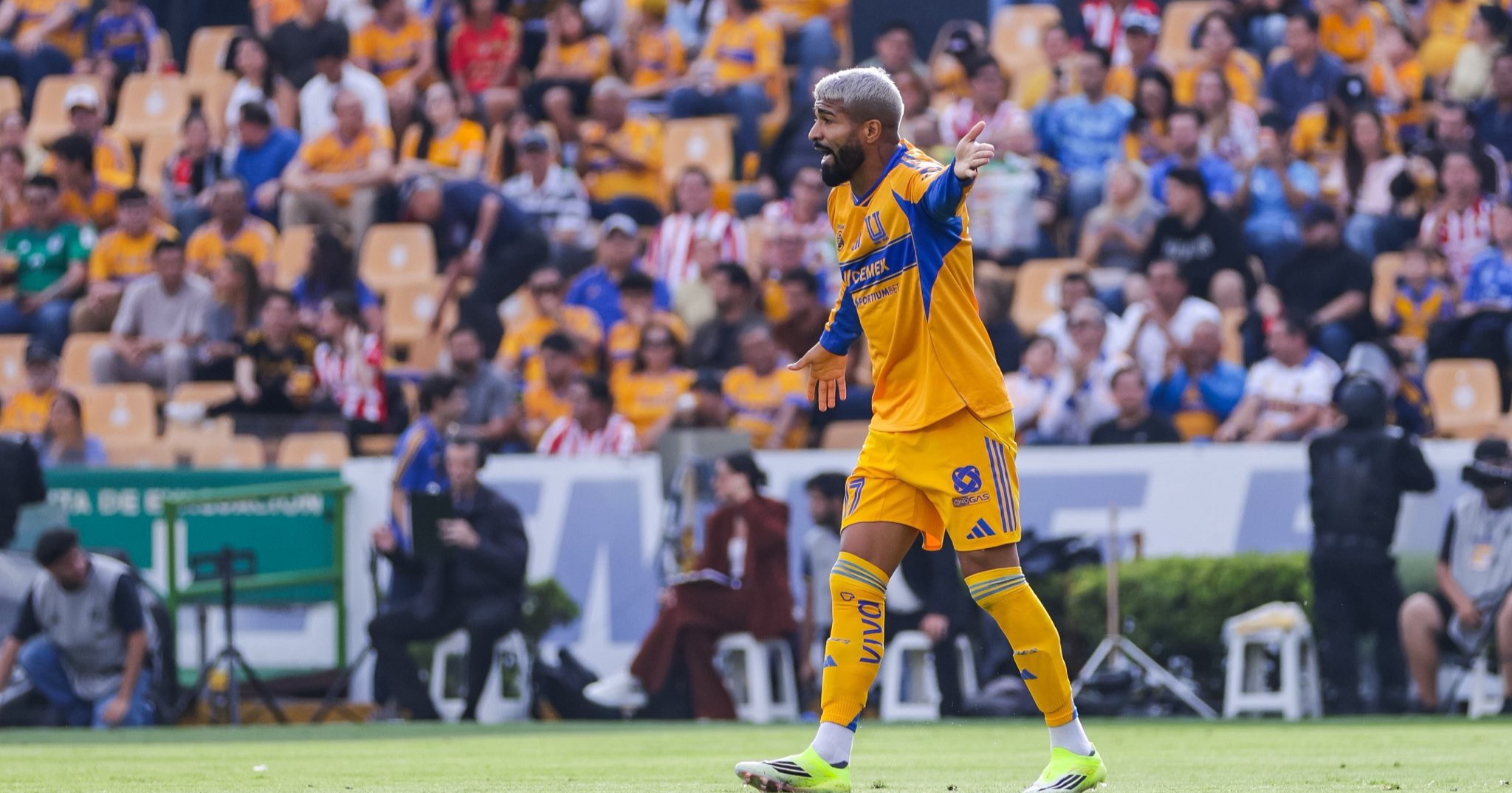 La regla que expulsó al ´Búfalo´ Aguirre por taparse la boca en Liga MX
