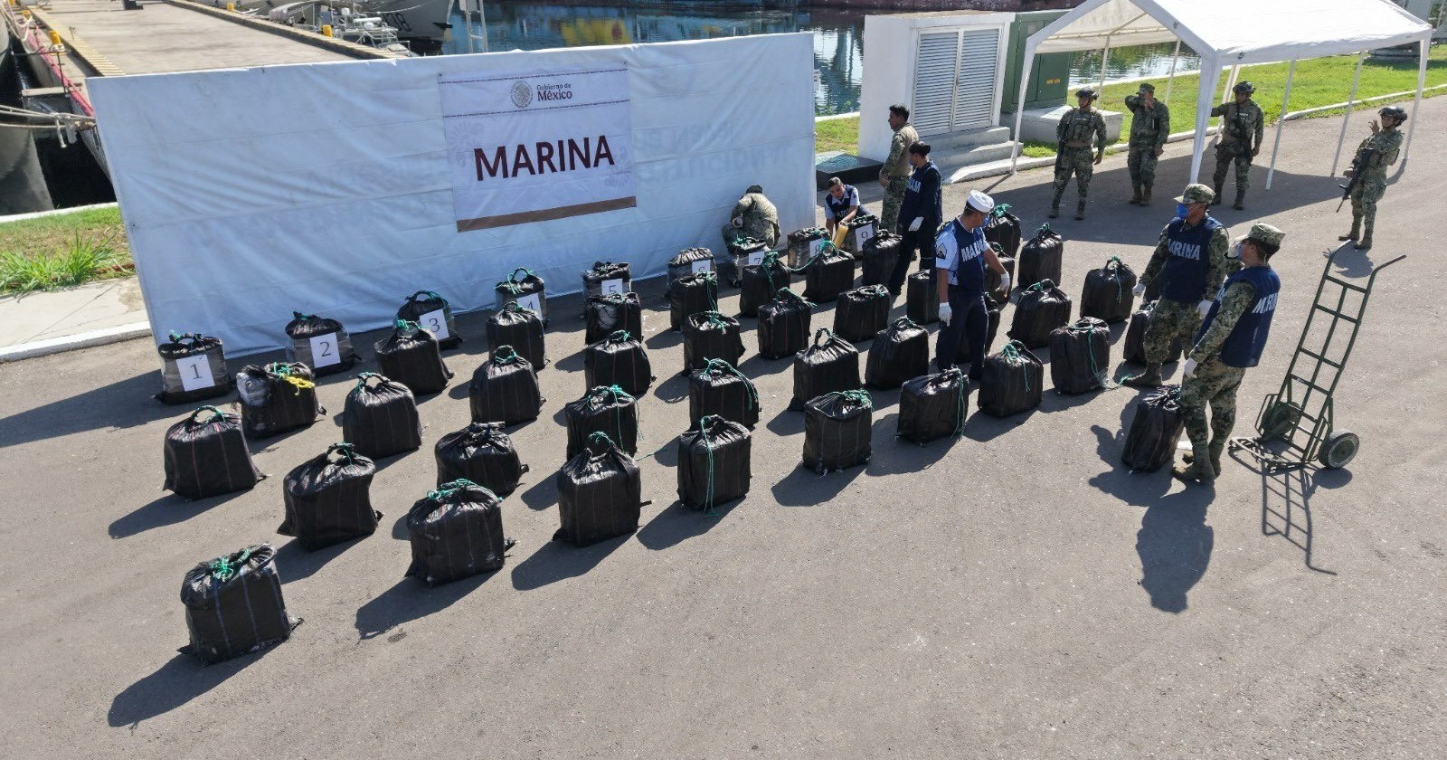 Semar asegura más de 1.5 toneladas de cocaína y detiene a cinco en la zona costera