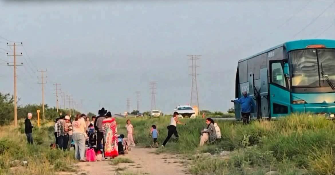 Pipa embiste a autobús de turistas en la carretera 57 y el chofer se da a la fuga