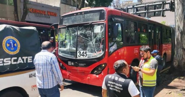 Aparatoso choque de Metrobús en CDMX deja 16 personas lesionadas