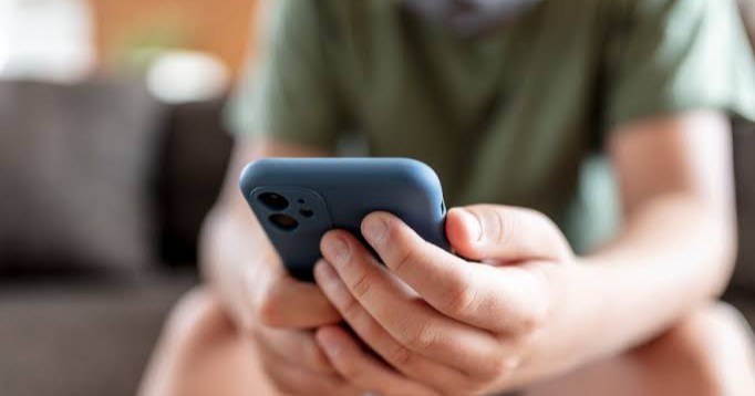 Francia aprueba prohibición de redes sociales a menores de 15 años