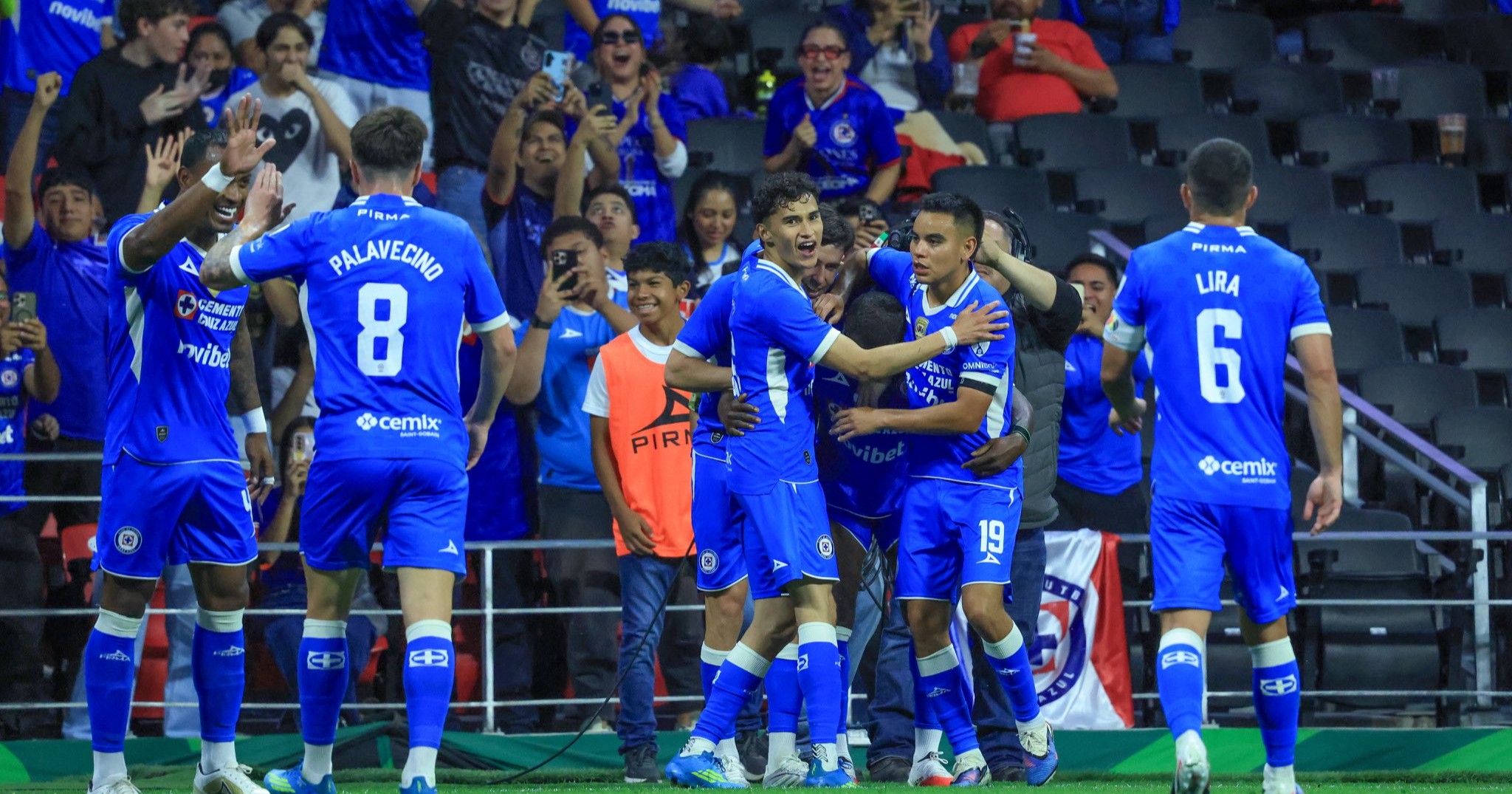 Cruz Azul remonta y se lleva la victoria ante Puebla en su regreso al Azteca 