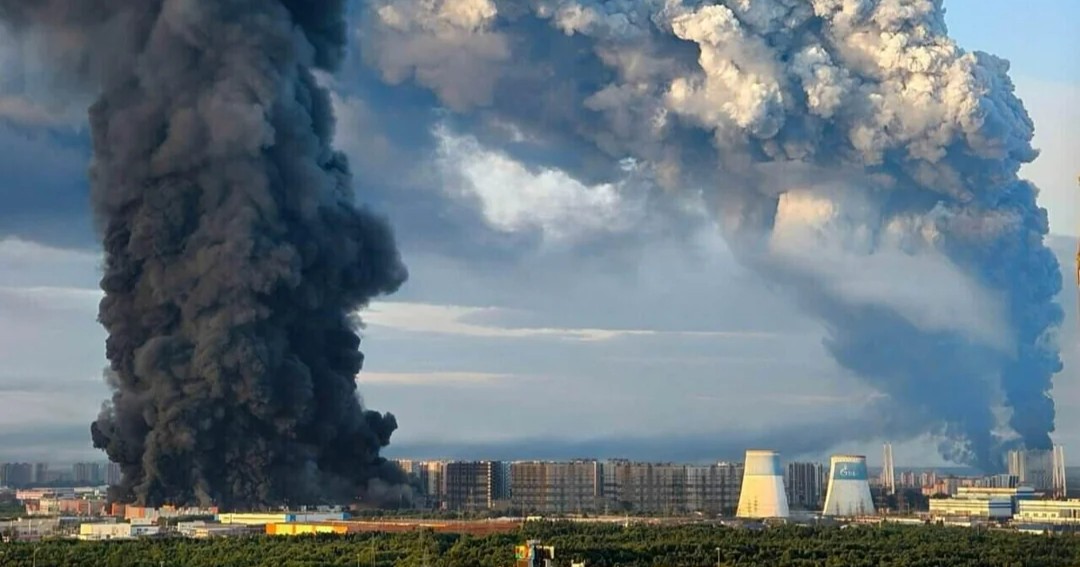 Drones ucranianos impactan depósito de Rusia; Kremlin amenaza con represalias
