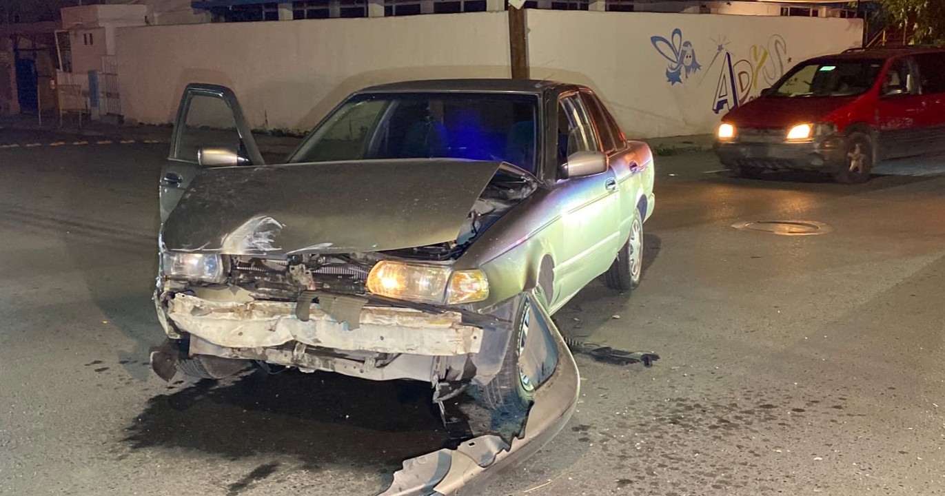 Provoca accidente, intenta huir y lo golpean