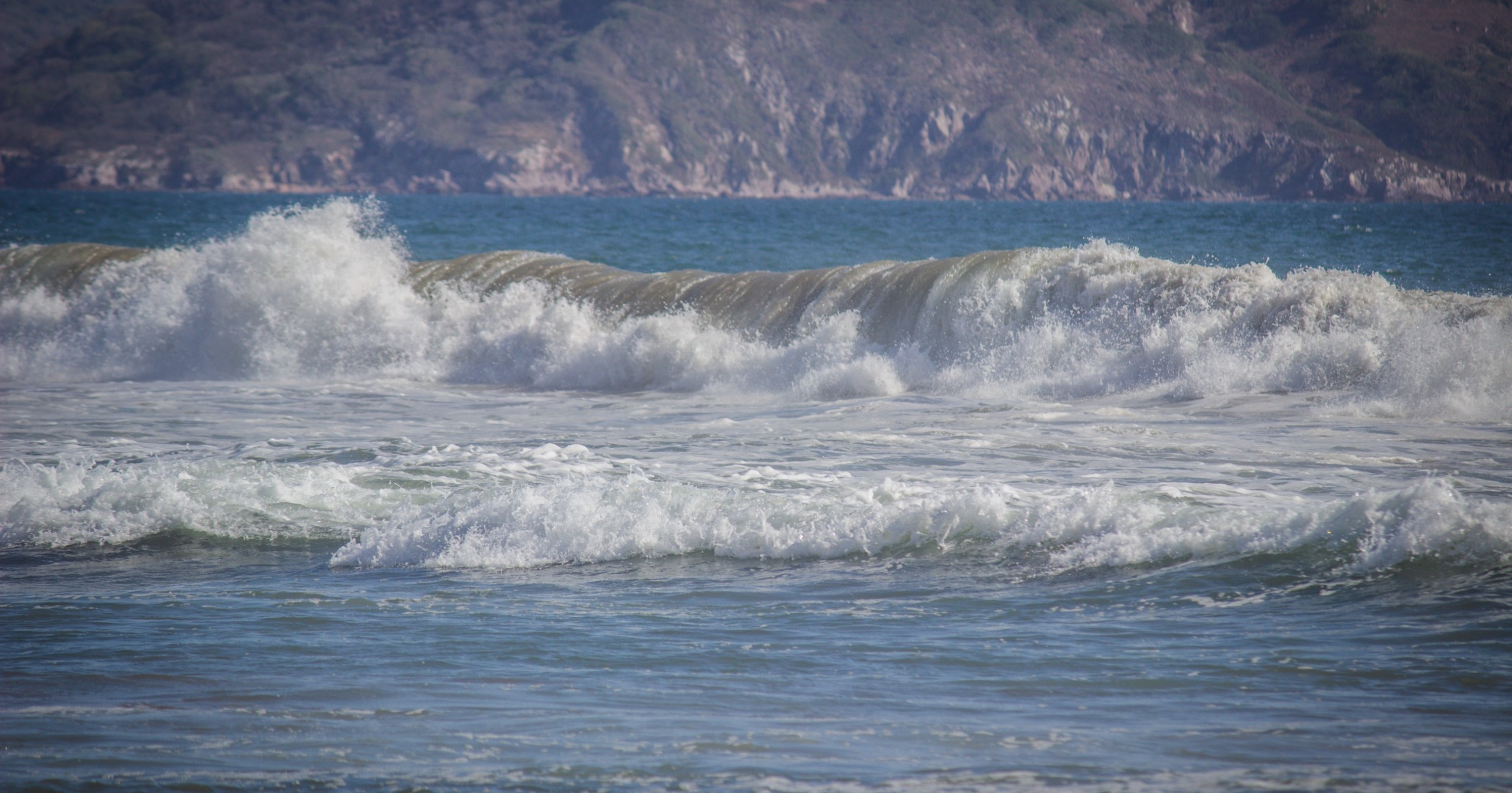 Restringen acceso a playas en Mazatlán por oleaje elevado