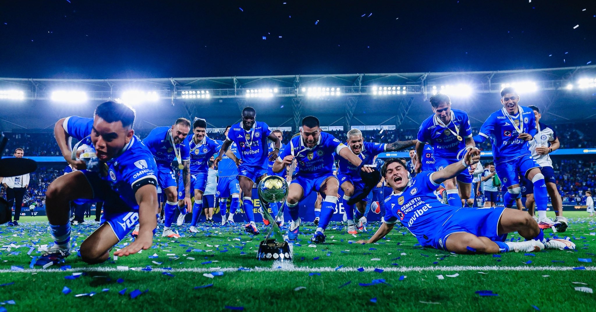 Cruz Azul se proclama Campeón de Campeones tras vencer 3-1 a Toluca