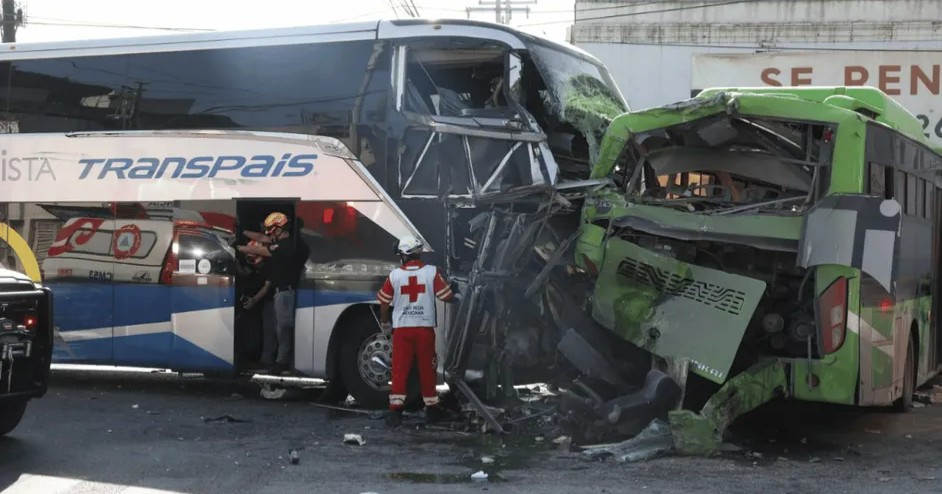Choque entre unidades de transporte deja varios heridos en el Centro de Monterrey 
