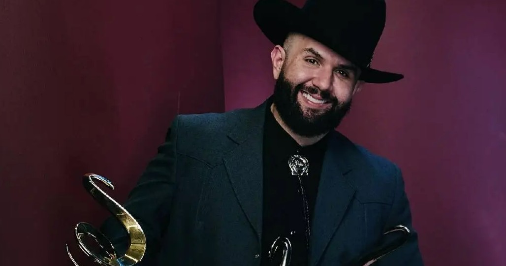 Carín León lidera las nominaciones a Premios Juventud 2026