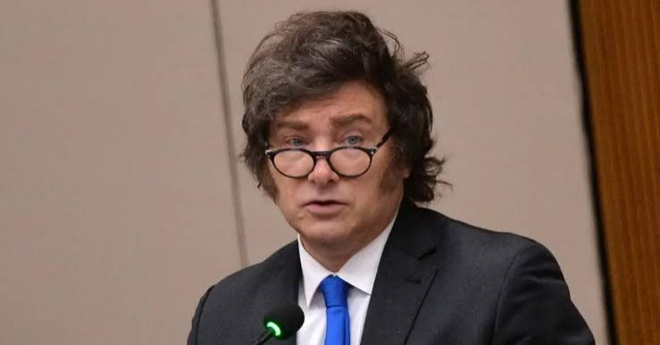 Milei endurece política migratoria y permitirá expulsar a extranjeros por "agraviar" a Argentina