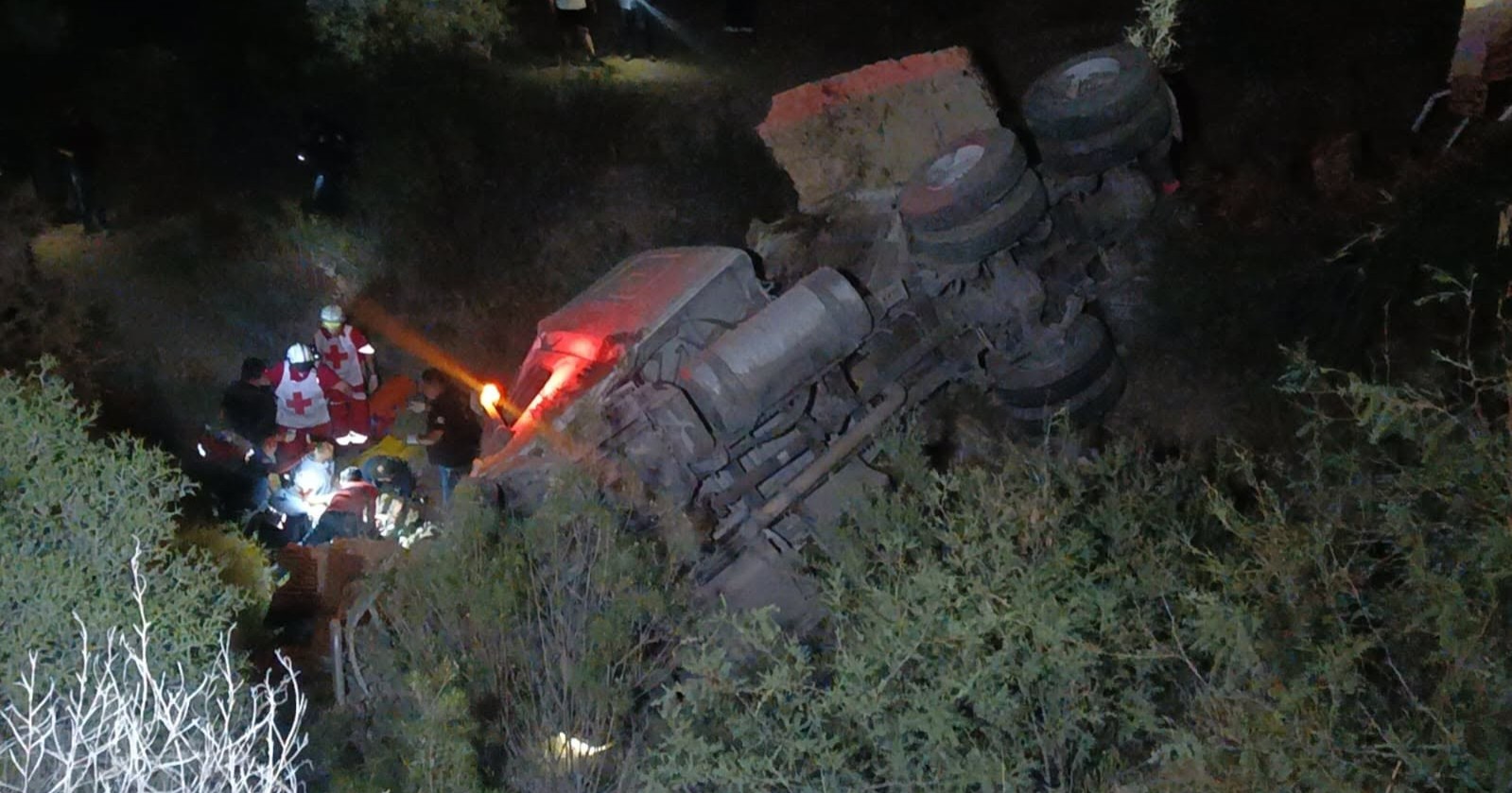 Volcadura de tráiler deja a conductor herido y desata rapiña en la carretera Parras-General Cepeda