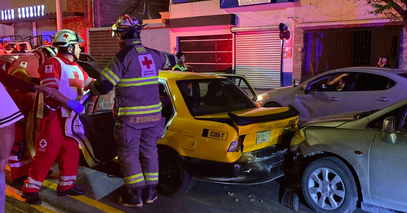 Conductor en estado de ebriedad choca taxi en filtro antialcohol; dos mujeres resultan lesionadas