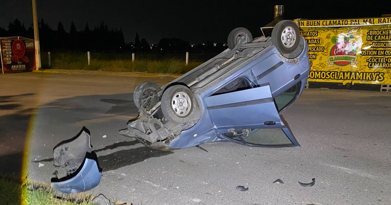 Esquiva vehículo y termina volcado sobre Urdiñola