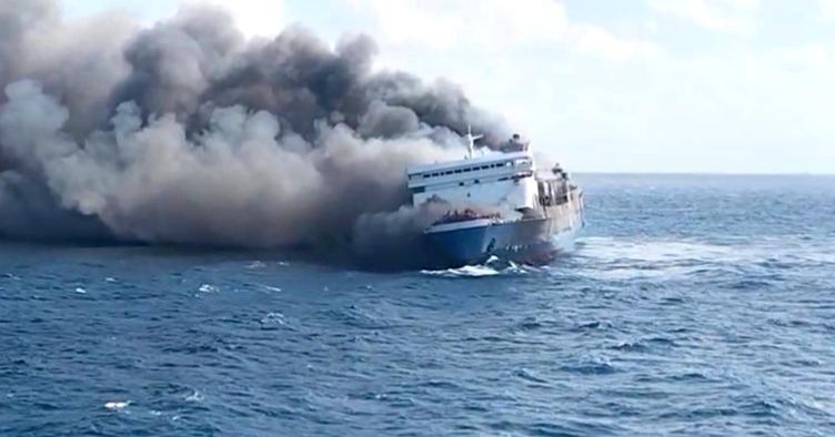 Cinco muertos y múltiples desaparecidos tras incendio de ferry en Indonesia