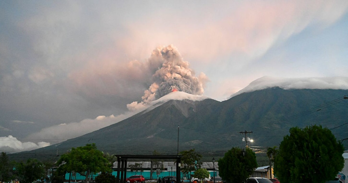 Volcán de Fuego entra en erupción y obliga a evacuar comunidades en Guatemala