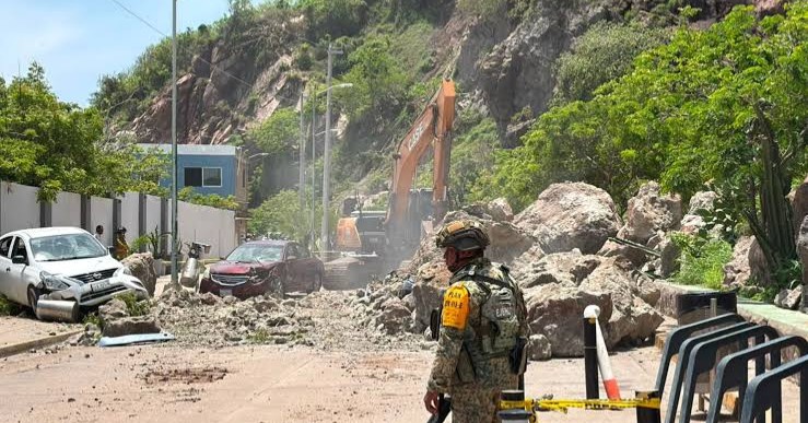 Dos lesionadas y daños materiales tras derrumbe en el Faro de Mazatlán 