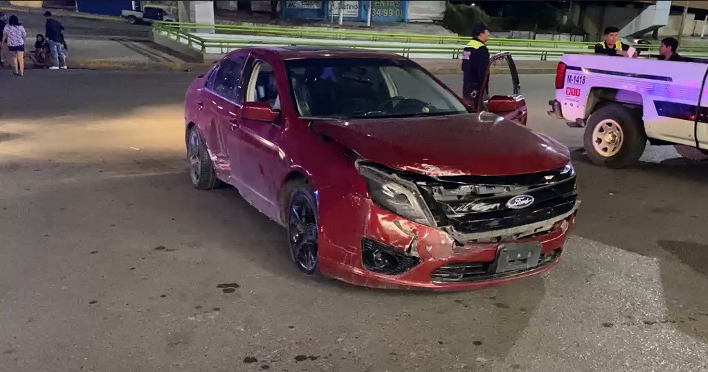 Conductor huye de choque y se impacta contra camellón