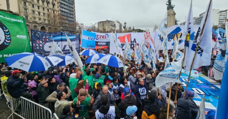 Protestas en Argentina contra proyecto de Milei desatan caos frente al Congreso