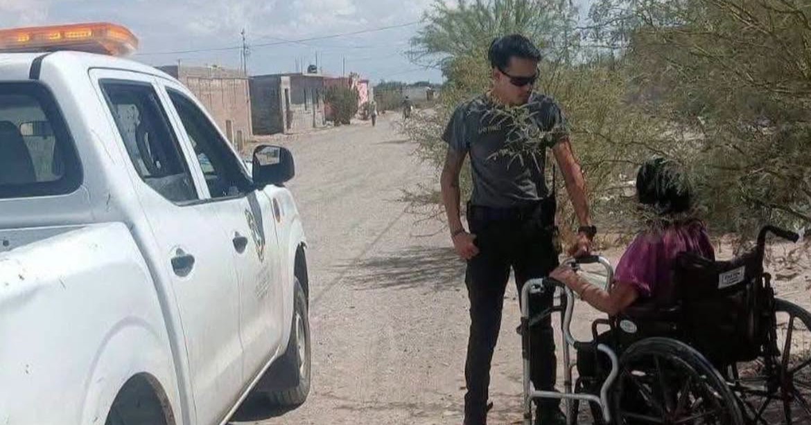 Adulta mayor abandonada por taxista en Coahuila es reunida con su familia