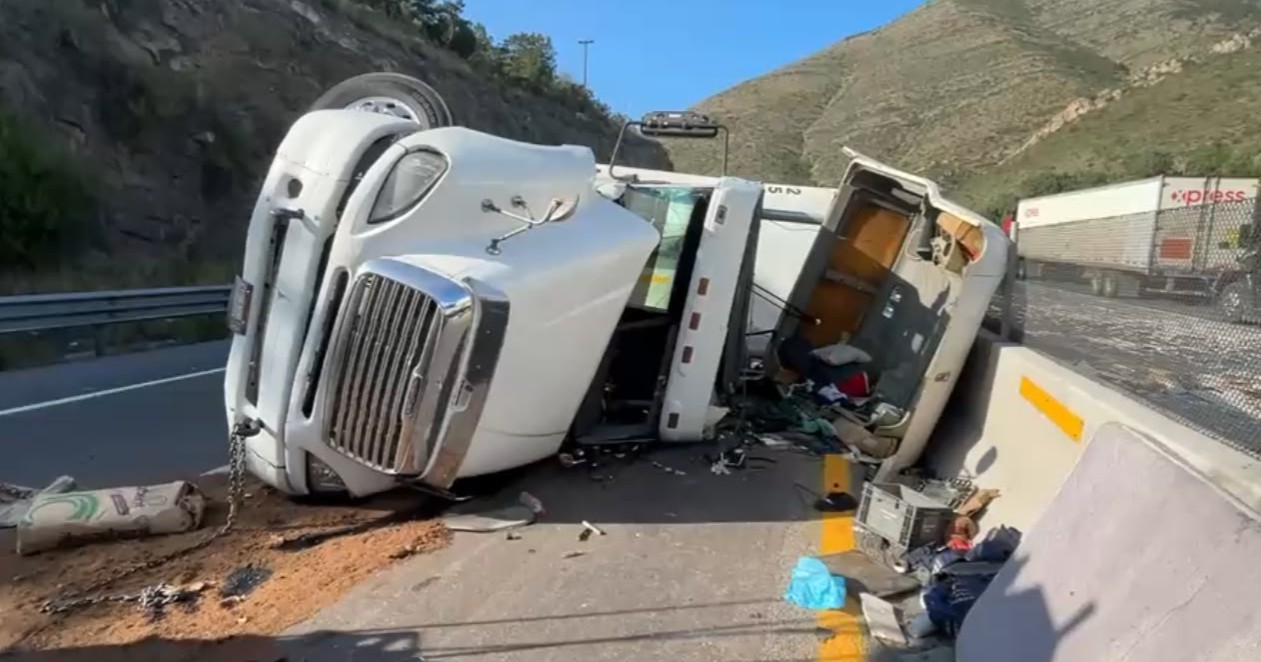 Tráiler vuelca en Los Chorros y colapsa la circulación