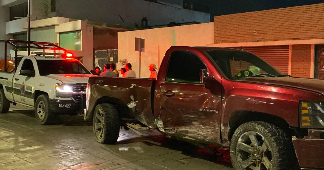Ebrio se pasa el rojo y provoca aparatoso choque en el centro de Saltillo