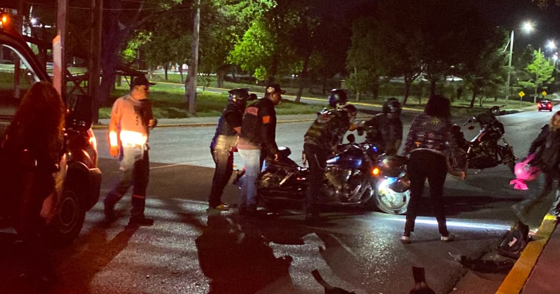 Motociclista resulta herido tras derrapar sobre un charco en Saltillo