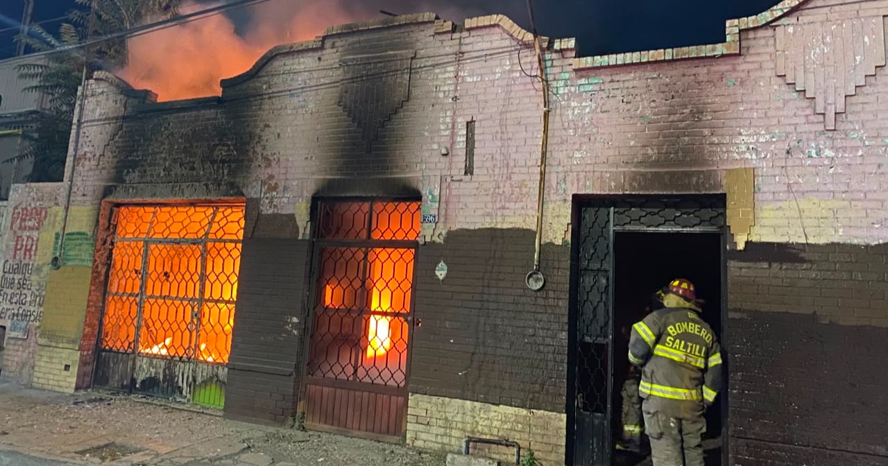 Incendio consume casa abandonada en el centro de Saltillo