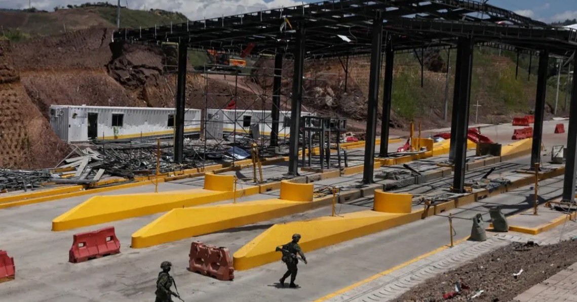 Explota coche bomba en Colombia en el primer día de gobierno de Abelardo de la Espriella