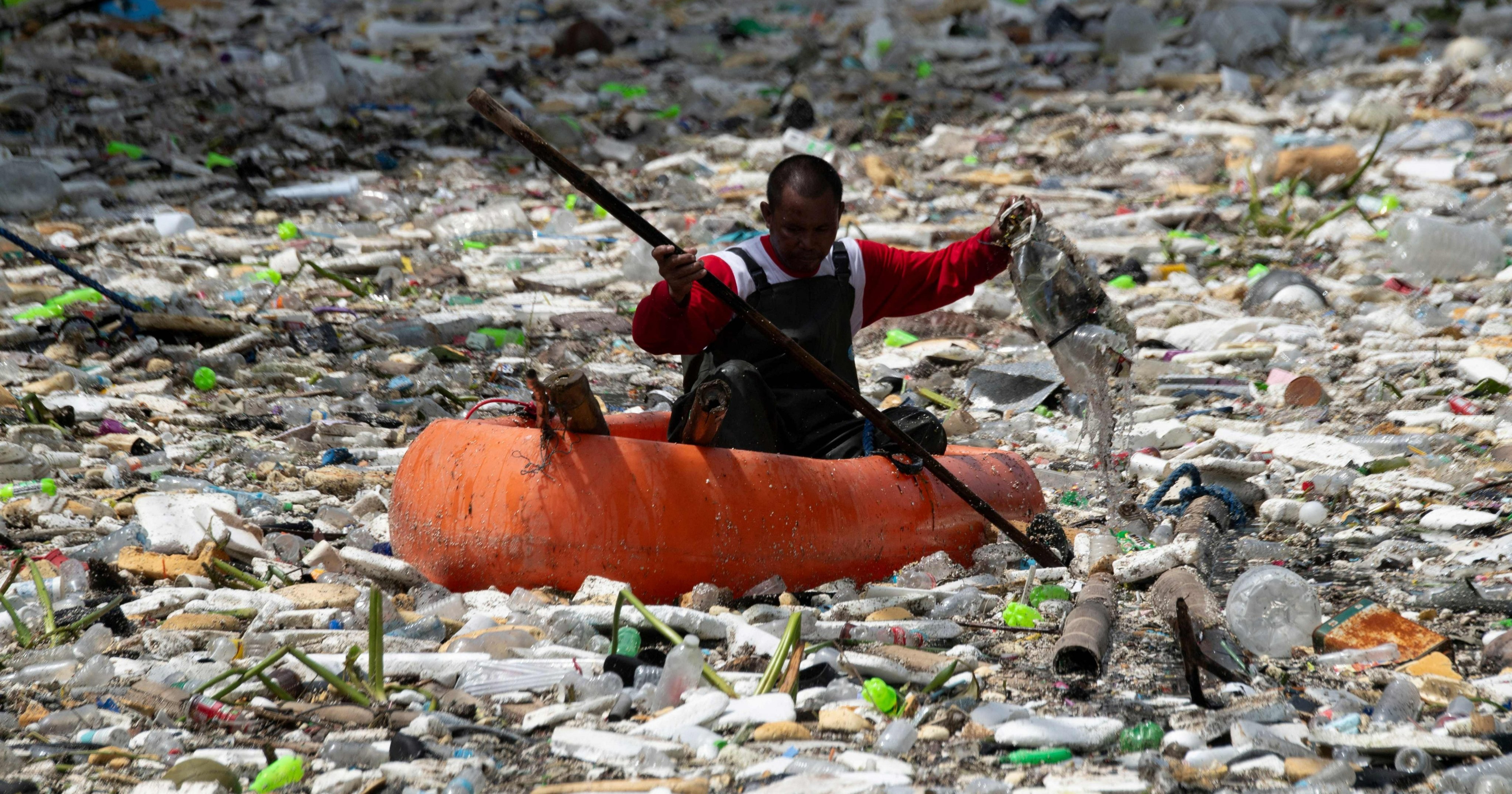 Lluvias dejan 15 muertos y un mar de basura en Filipinas